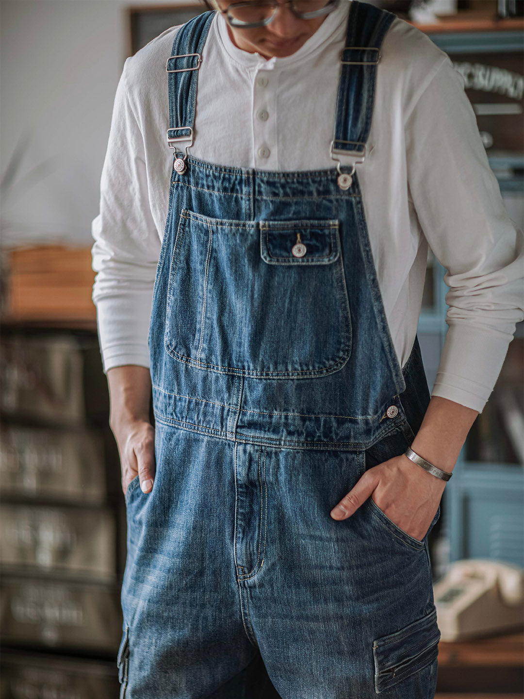 Mono cargo de mezclilla para hombre